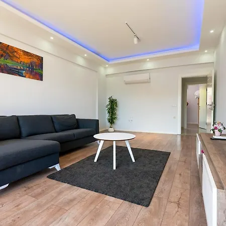 Modern Flat Near Public Transportation In Kemer Daire